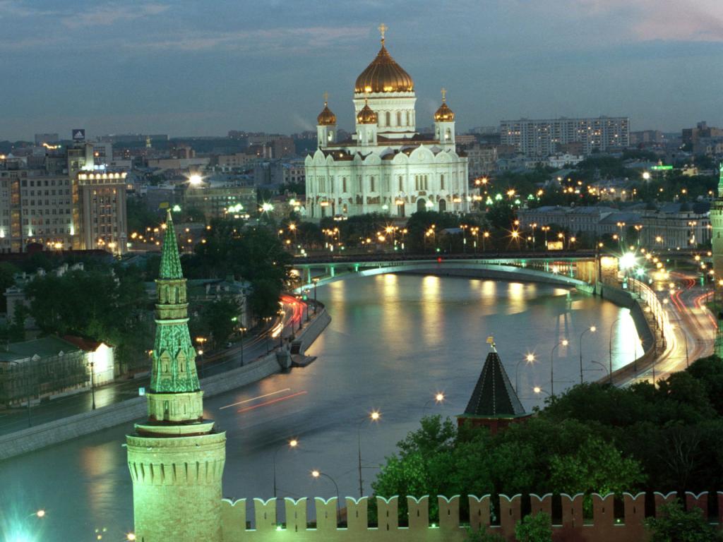 Moscow - Looking over Muskova River to the Cathedral of Christ the Saviour Wallpaper #2 1024 x 768 