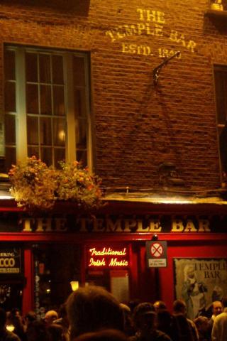Dublin - The Temple Bar Pub Wallpaper #4 320 x 480 (iPhone/iTouch)