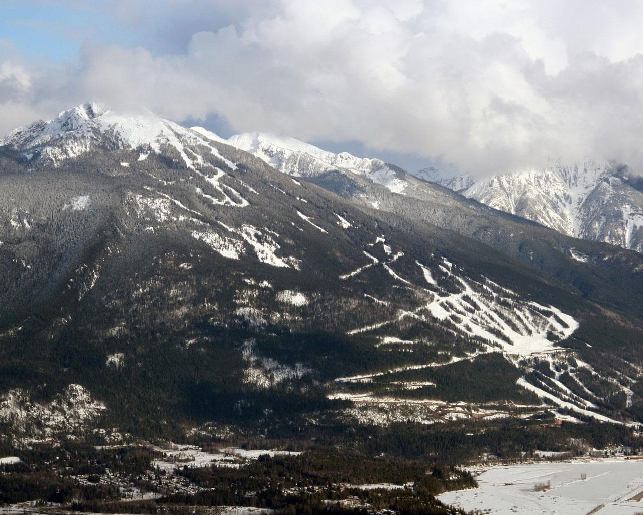 Revelstoke, B.C. - Overall View of Ski Area Wallpaper #1 1280 x 1024 
